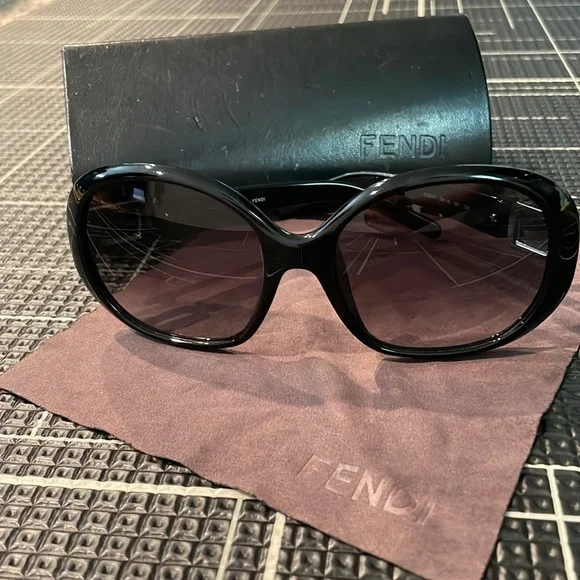 Fendi | Accessories | Fendi Silvana Large Round Black  display picture 1
